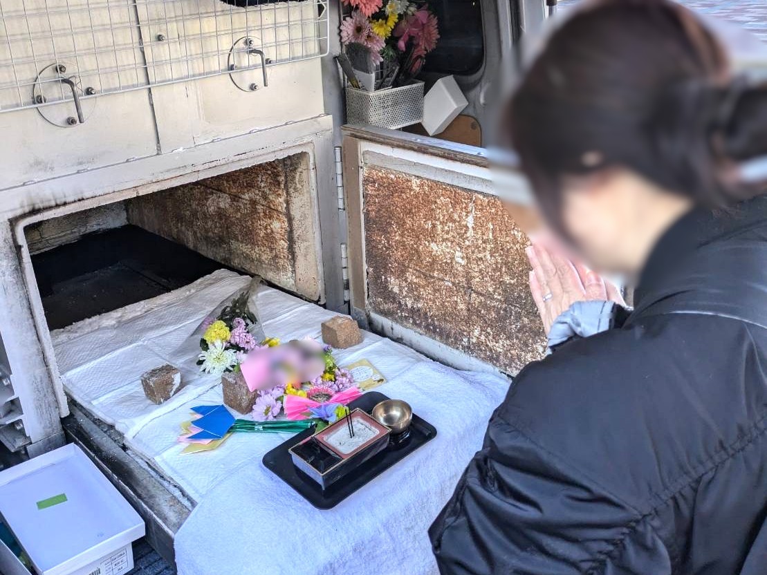 豊島区でコザクラインコちゃんをたくさんのお花とお手紙を添えてお見送りしました